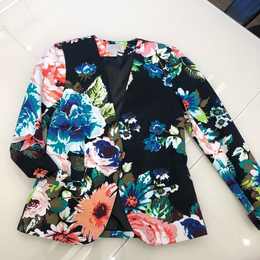 Fitted floral blazer